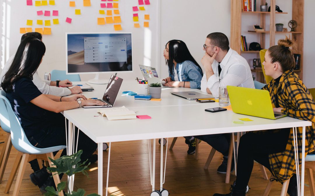 Descubra qual o impacto que uma gestão de projetos eficiente pode causa dentro da empresa, com mais produtividade e organização no dia a dia.
