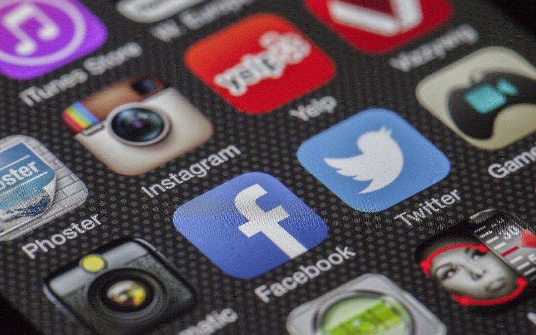 É importante lembrar que o marketing não se resume às redes sociais e há boas estratégias para divulgar um negócio fora delas.