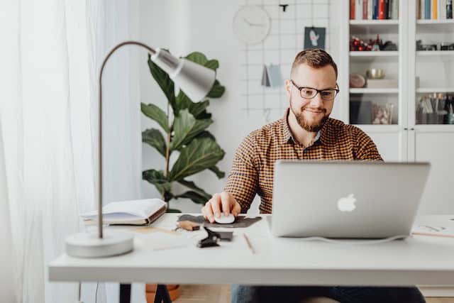 O Anywhere Office é um modelo de trabalho que permite que os colaboradores realizem suas atividades profissionais de qualquer local.