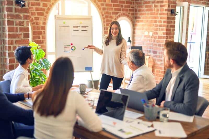 O investimento em treinamentos internos se destaca como uma das ferramentas mais eficazes para impulsionar o crescimento das empresas.