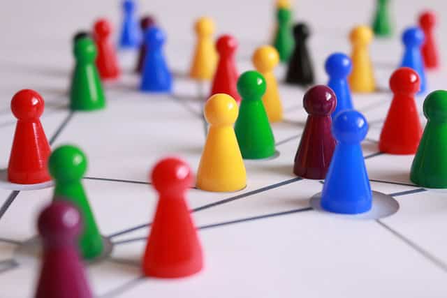Networking é o processo de interagir e construir relações com pessoas que podem fornecer conselhos, informações ou recursos úteis.