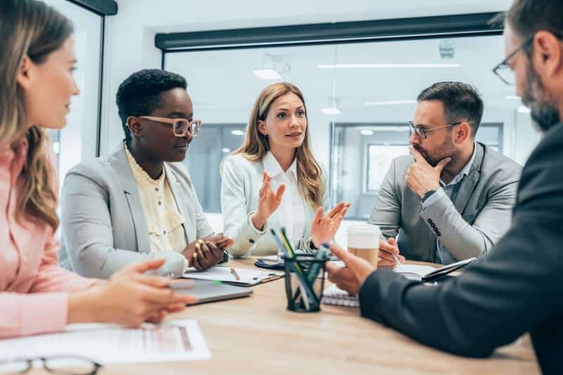 O Growth Marketing é uma abordagem orientada para resultados que se concentra na aquisição e retenção de clientes de forma escalável.