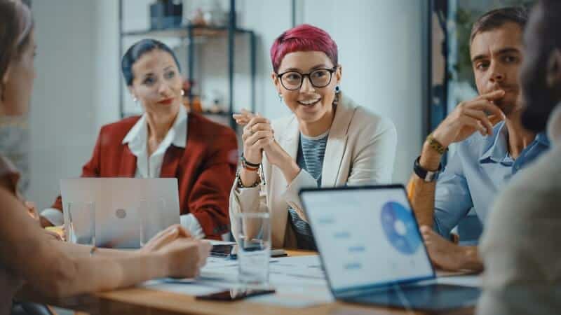 O Marketing 2.0 emerge como uma resposta às mudanças no comportamento do consumidor e nas dinâmicas do mercado.