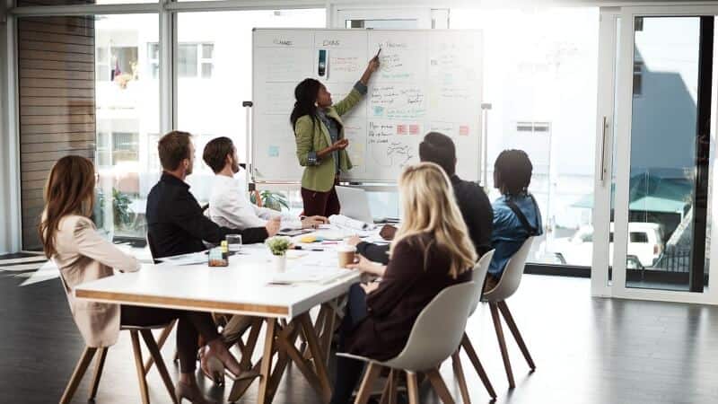 O marketing institucional cria uma percepção positiva da empresa na totalidade, fortalecendo sua posição no mercado.
