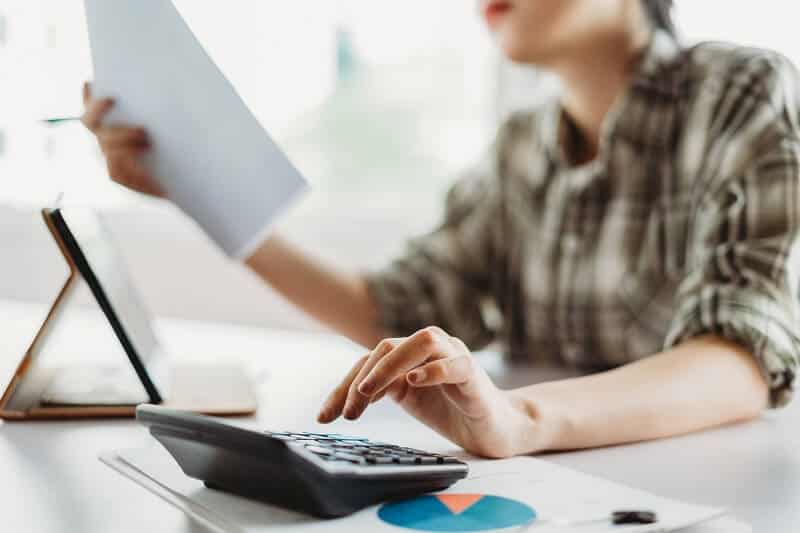 O orçamento de marketing serve como um guia que direciona as ações da equipe de marketing e permite uma alocação eficiente de recursos.