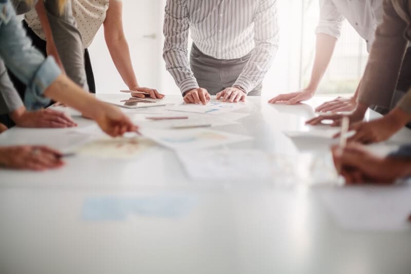 O planejamento organizacional promove a comunicação eficaz dentro da empresa, garantindo que os membros da equipe trabalhem em sinergia.