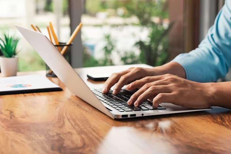 Implementar um sistema para gestão de tarefas é essencial para manter a eficiência e a produtividade em uma agência.