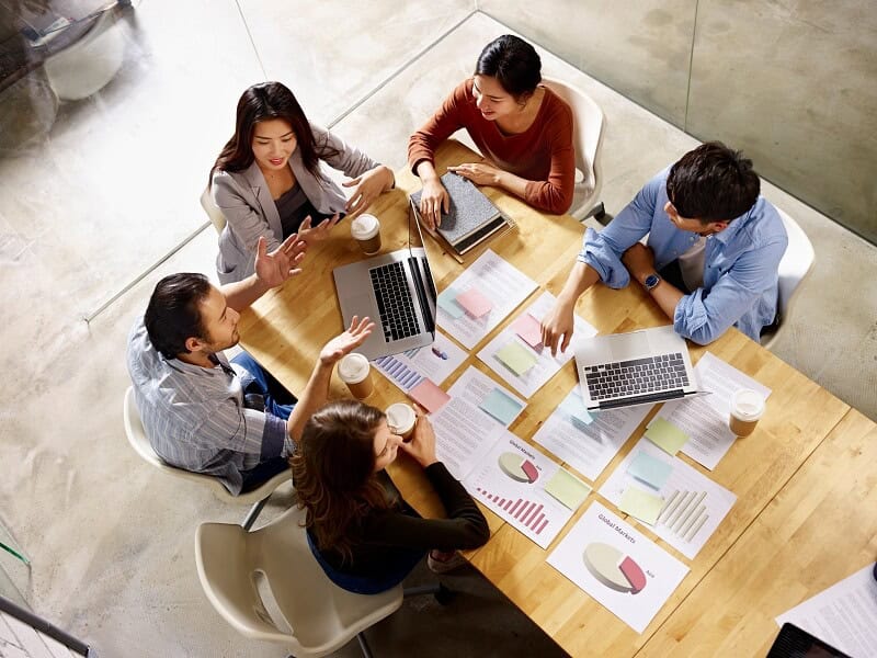 O founder-led marketing é uma abordagem onde o fundador de uma empresa participa ativamente das atividades de marketing.