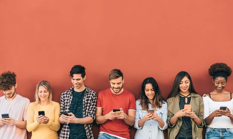 O marketing de comunidade é uma estratégia que visa criar e nutrir uma rede de clientes engajados e leais ao redor de uma marca.