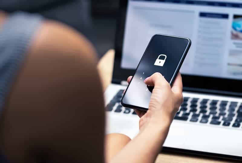 Descubra como o marketing digital pode impactar a privacidade de dados dos usuários e as melhores práticas para proteger informações pessoais.