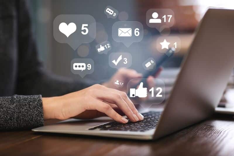 O marketing de resposta direta funciona através de uma comunicação clara e persuasiva que incentiva o consumidor a tomar uma ação imediata.