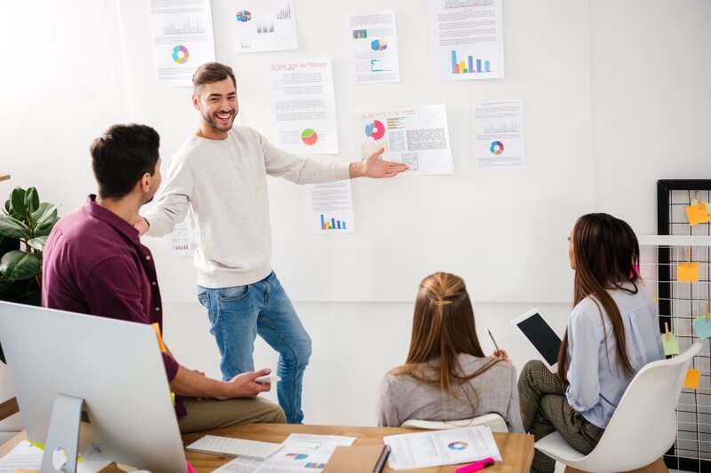 O Marketing 6.0 surge em um contexto de mudanças tecnológicas e sociais, exigindo uma abordagem mais humanizada e centrada no cliente.