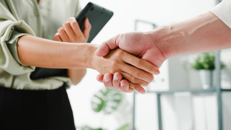 A captação de clientes B2B exige uma estratégia mais direcionada e personalizada, a utilização de dados é fundamental nesse processo.